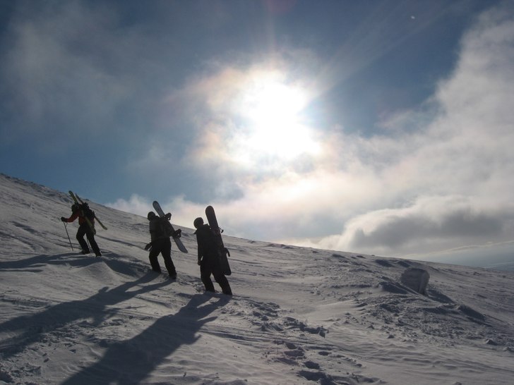 Vandring upp på toppen för ett 2-3Km långt pude. Foto: Henrik Pettersson. Åkare: Ola Mattson, Jocke, Andreas.