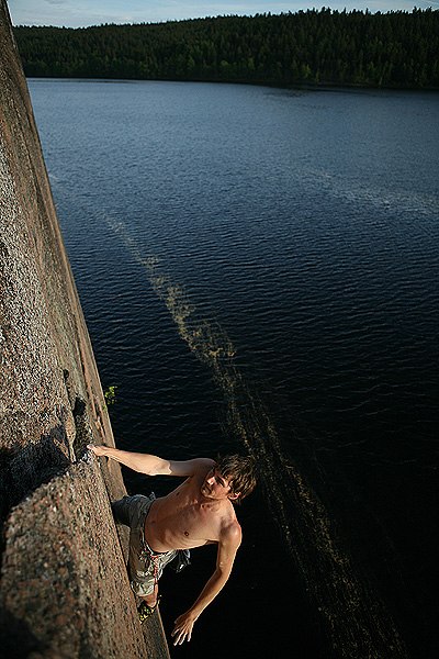 Jesper frisoloklättrar "Flaket" vid Åg. Foto: Jonas Ahlman. Åkare: Jesper.