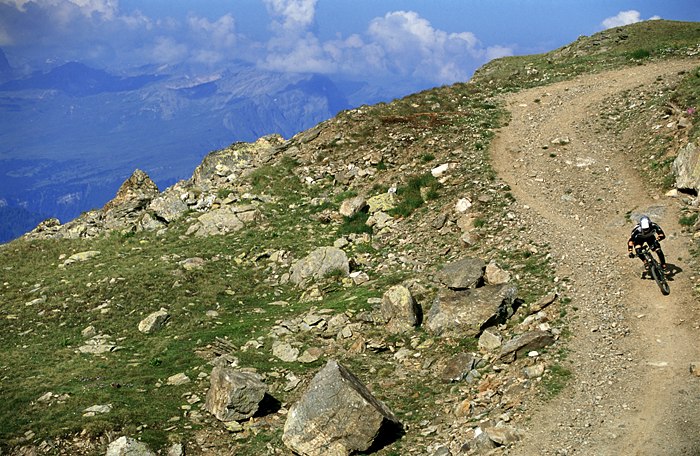 1500 fallhöjdsmeter ner till byn och det går for. Foto: www.martinsoderqvist.com. Åkare: Daniel Skarin.