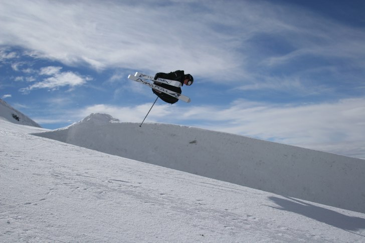 Försäsongsåkning i Zermatts finfina pipe. Foto: Andreas Larsson. Åkare: Johan Söderlund.