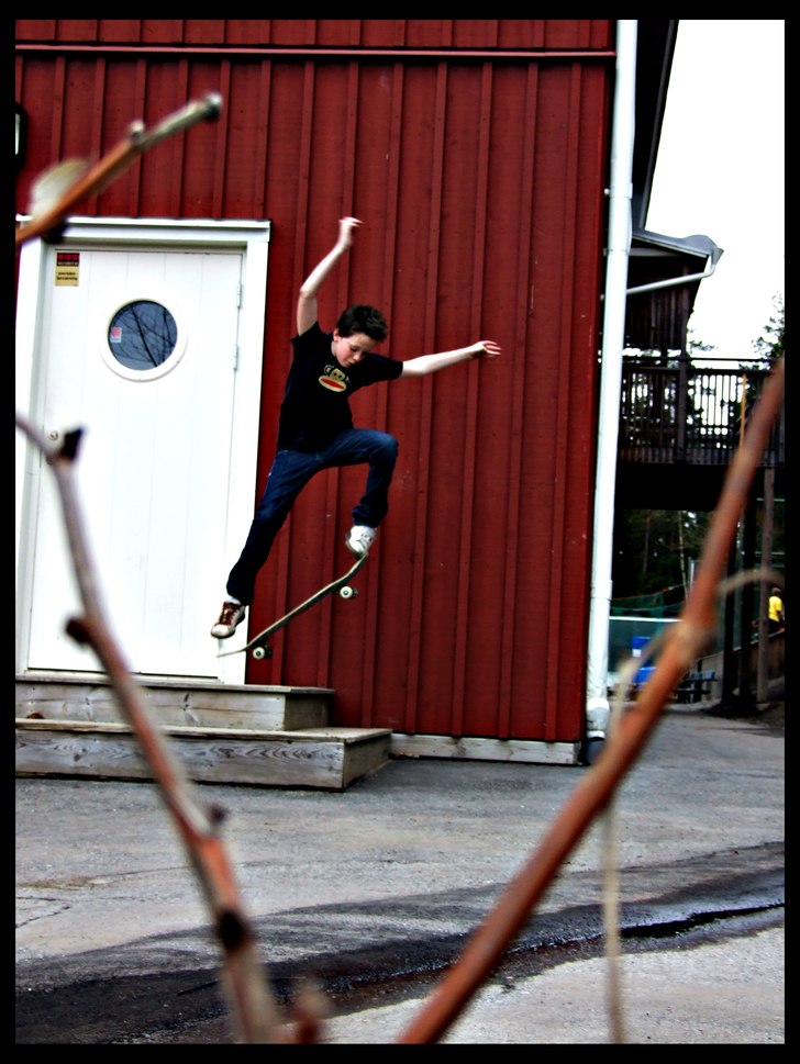 mikael kör olie ner från en trappa. Foto: Hugo Ljungquist. Åkare: micke skogelund.