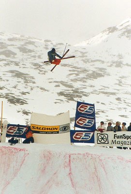 King of the hill i Riksgränsen 1998. Foto: Johan Ylitalo. Åkare: Okänd.