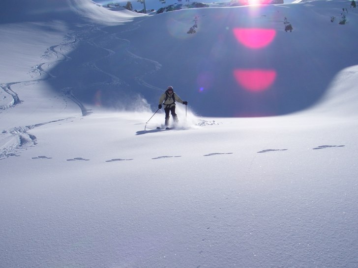 Vårpuder på glaciären efter två dagar snöfall. Foto: Magnus Jahnke. Åkare: Ylva Hökerberg.