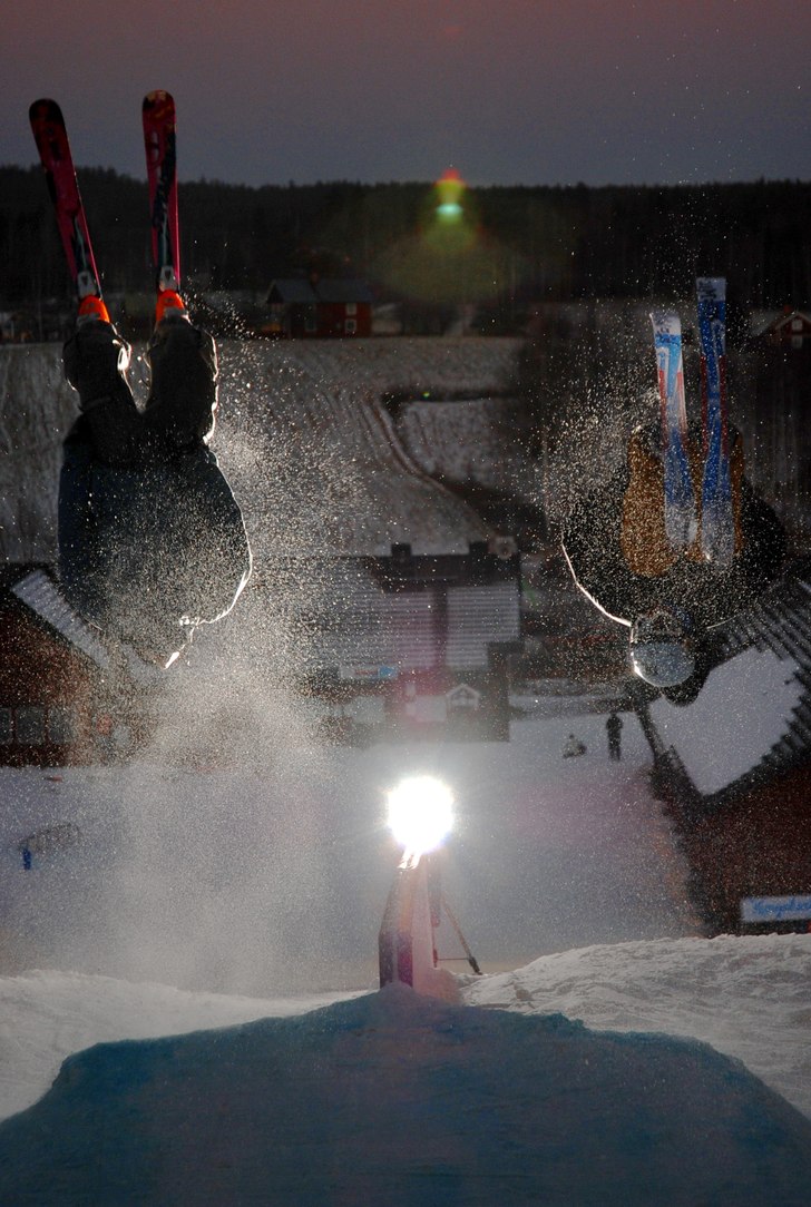Backflip VS Frontflip på Railkicken. Foto: Simon Lindberg. Åkare: Elov Olsson, Markus Odlander.