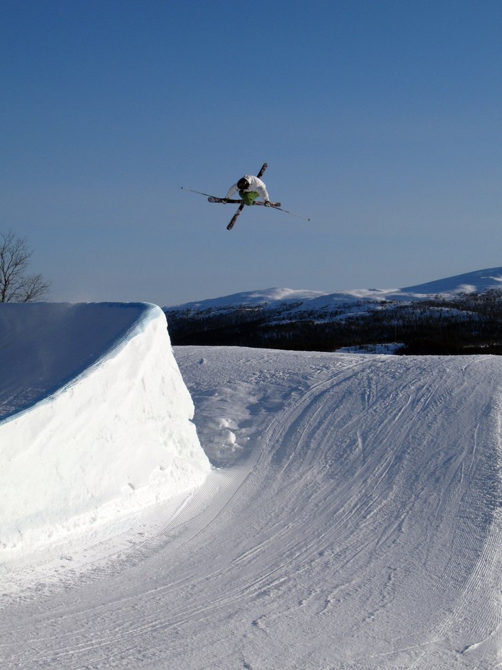 Ohw damn it vilket nice väder, Carl posar som van. Foto: Lee Myhr. Åkare: Carl Regnér.