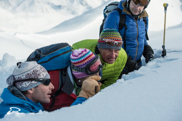 Deltagare lär sig analysera en snöprofil.