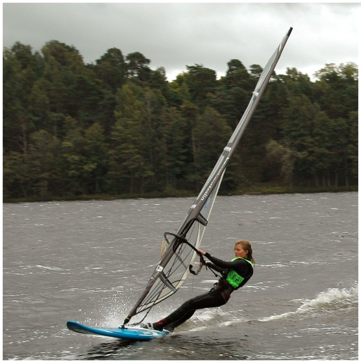 här surfar jag i full planing på alnäs ;). Foto: sofia lansburgh. Åkare: sofia lansburgh.