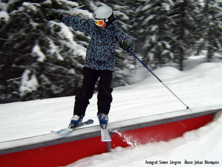 Johan stilar med att dra en rail i parken i Trysil. Foto: Simon Lövgren. Åkare: Johan Blomquist.