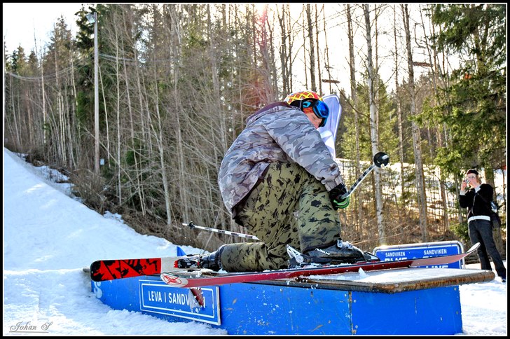 Railar, tror att benet är brutet. Foto: Johan Sjöstrand. Åkare: Tobias Jackson.