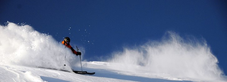 Jag smiskar vindpackad snö i Riksgränsen v9. Foto: Mikael Öhlund. Åkare: Simon Pontér.