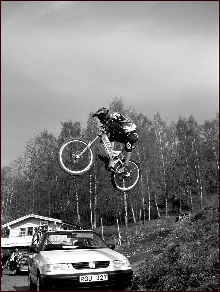 Jon smiskar racebiken över sjögrenfrits bil :) . Foto: Eric Westling. Åkare: Jon Lindgren.