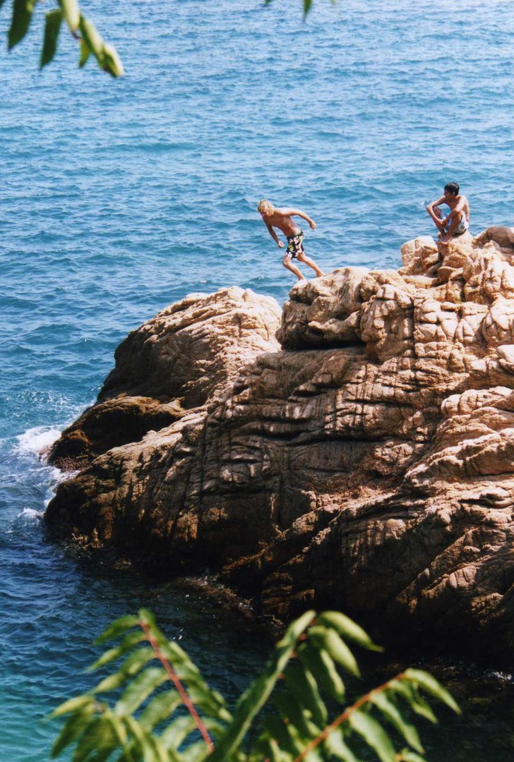 Jag hoppar från nån klippa i det varma och fina . Foto: Morsan. Åkare: Dennis.