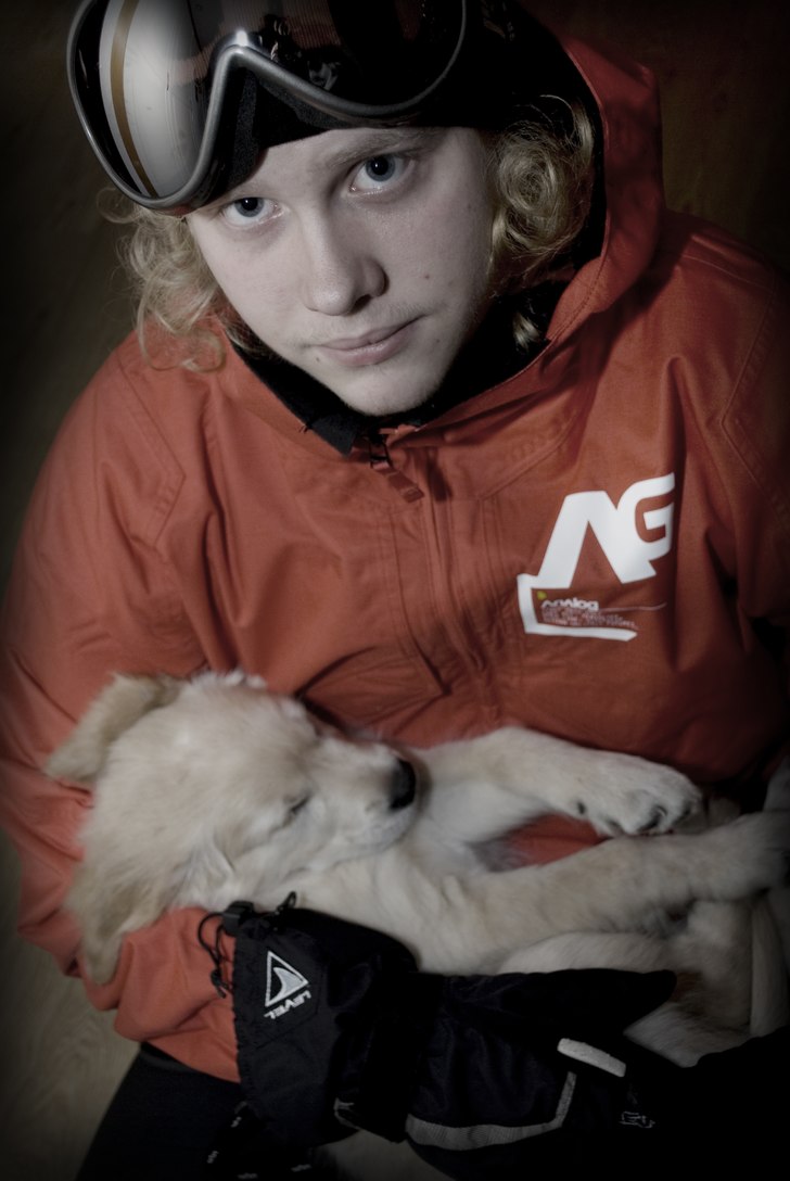 Niklas testar snowboardutstyrsel :). Foto: Elin Selin. Åkare: Niklas Aggemyr.