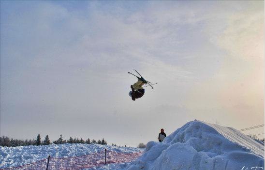 en till switch frontflip fast i större hopp :P. Foto: alexander edvardsson. Åkare: simon andersson.