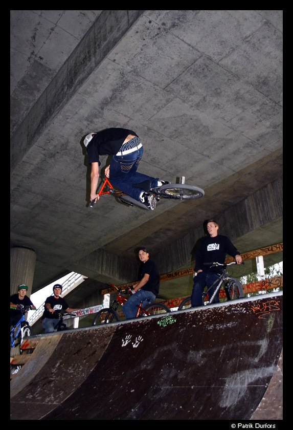 Ragnar brassar på i rampen.
Och kom ihåg barn, . Foto: Patrik Durfors. Åkare: Ragnar.
