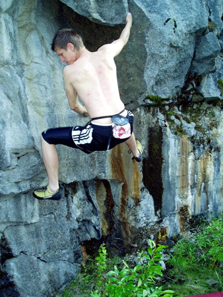 För Jens ett riktigt knivigt boulderproblem.. Foto: Johan Vall. Åkare: Jens Häggström.