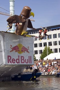 vår uggla på RedBull flugtag BRING IT ON. Foto: RedBull. Åkare: tiger henke tosa tobbe ville.