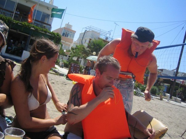 Jag sheckar grabbarnas västar så de inte drunkna. Foto: Emily Granell.