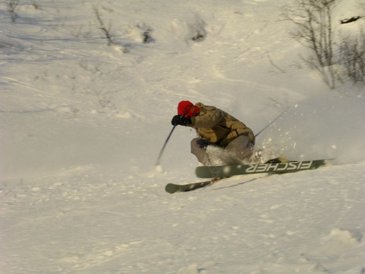 Skysst actionbild på Kalle nerför en av rännorn. Foto: Henrik Grubbström. Åkare: Kalle Klockar Linder CKL på Freeride.nu.