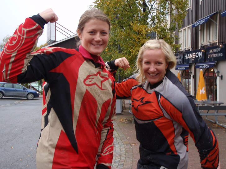 Förening Fräcka Fruar visar sina muskler på tor. Foto: Johan Mörk. Åkare: Johanna Mörk och Nina Flagg.