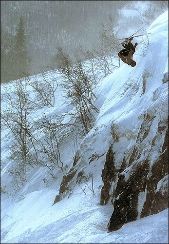 David drar på en framåtvolt nerför en klippa i . Foto: Daniel Johansson. Åkare: David Olofsson.