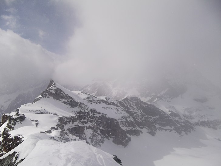 Precis kommit upp på karmen med skidorna på rygg. Foto: Benjamin Strömberg.