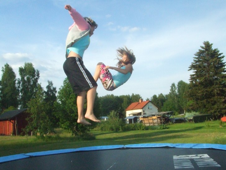 Jag & Helena hoppar lite ... Foto: Moa Westlund. Åkare: Anna Brask & Helena Olsson.