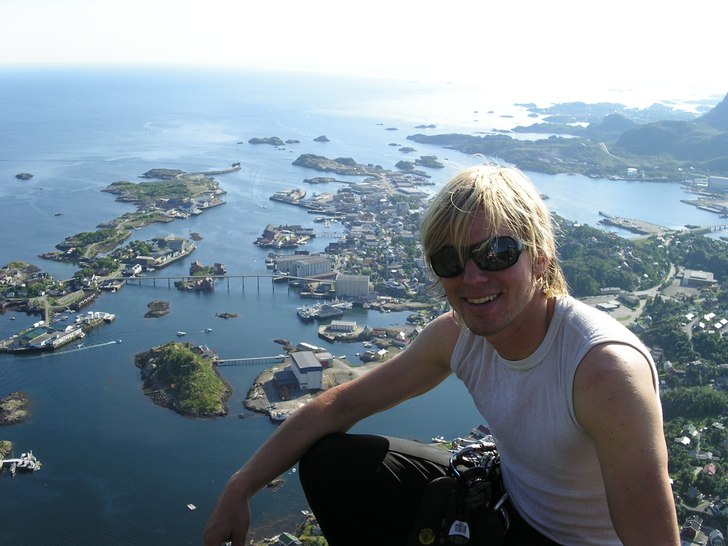 Jonte på toppen av geita etter å ha klatret fors. Foto: Tonje D. Husbyn. Åkare: Jonatan Rosengren.
