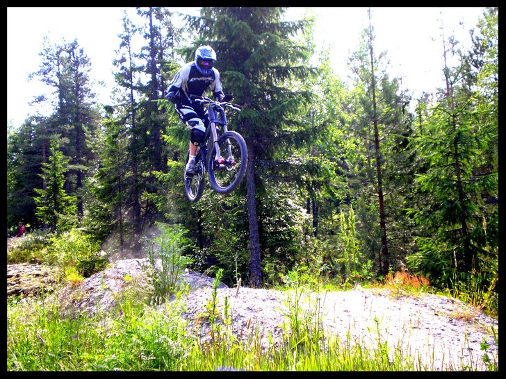 Nohander över platåhopp. Foto: Axel Lindh. Åkare: Tomas Kristoffersson.