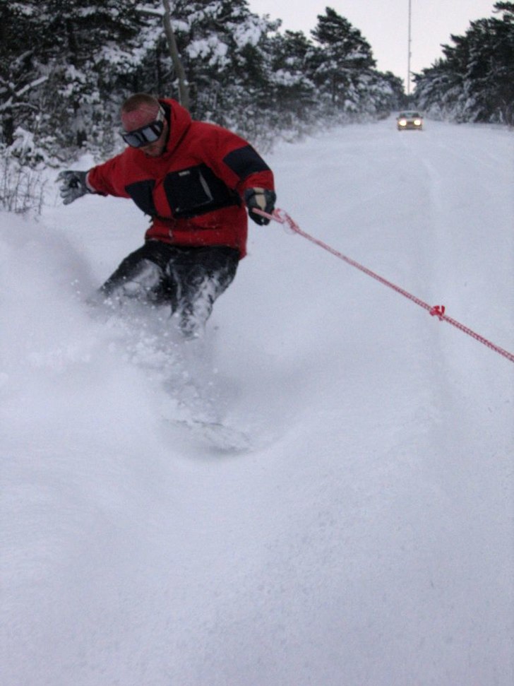 Obs. Brädan klarade sig utan repor.... Foto: Arvid Olsson. Åkare: Fredrik Oscarsson.