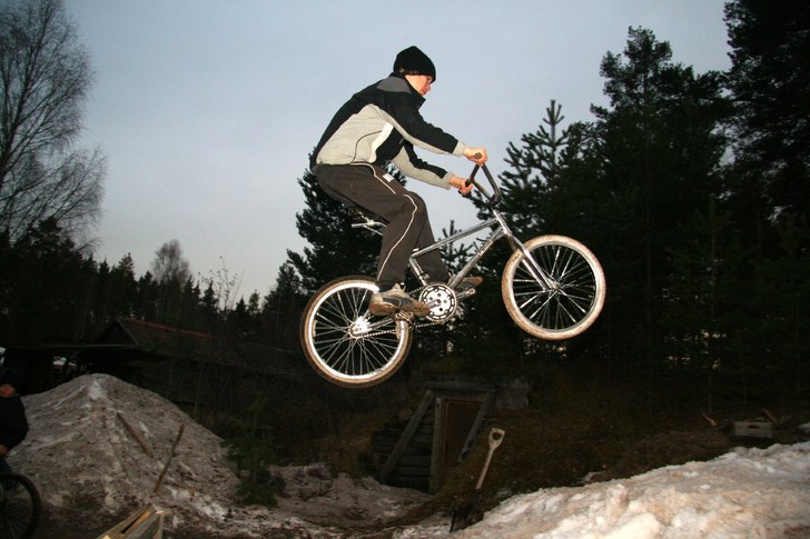 byggde en cykelramp och ställde den vid en snöh�. Foto: Sven Bogg. Åkare: Niklas Bogg.