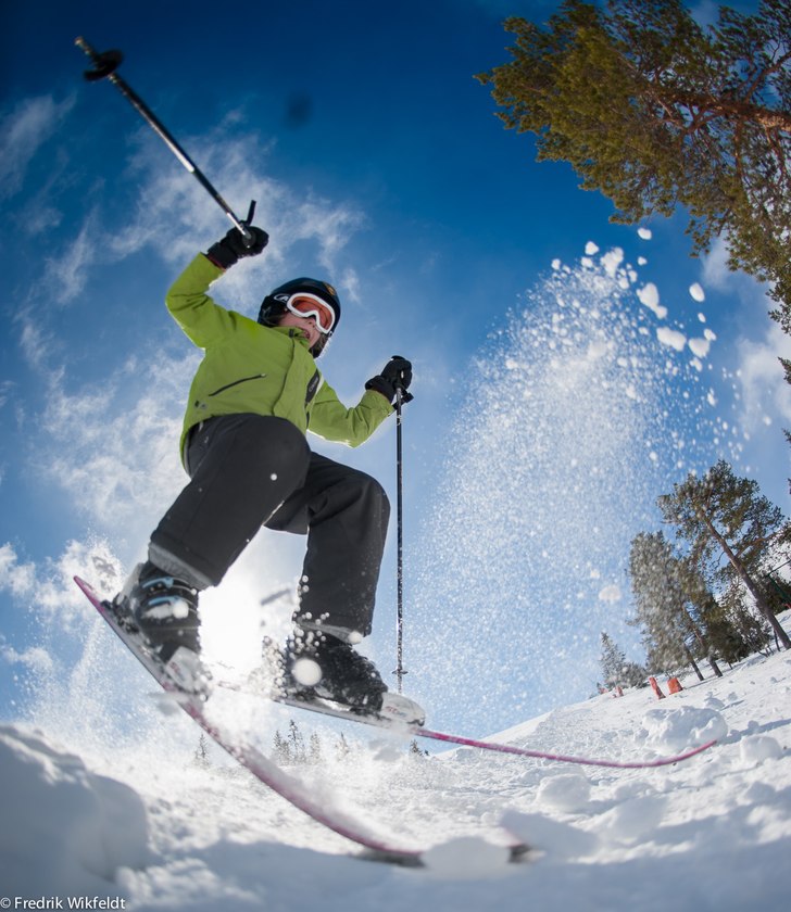 En skön dag i vårsolen.. Foto: Fredrik Wikfeldt. Åkare: Sigrid Wikfeldt 8 år.