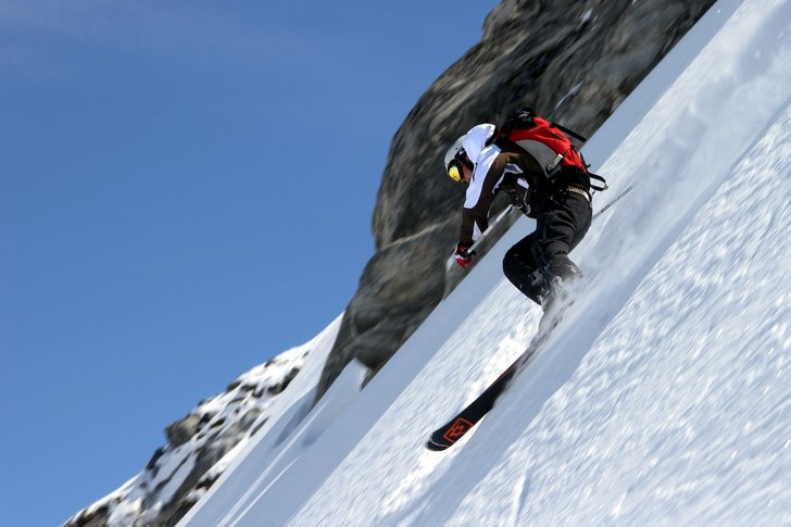 Jørgen Husbyn is cruising powder at Stryn Sommars. Foto: Marius Røstad (www.mariusr.com). Åkare: Jørgen Husbyn.