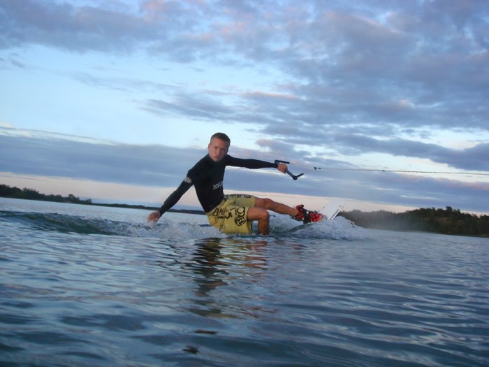 Jocke får till en nice pose mot Patrik som ligger. Foto: Patrik Lindvall. Åkare: Joakim Johansson.