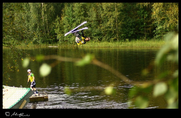 Jag gör flat 540 nose i mitt första åk på aqua. Foto: Alexander Davidson . Åkare: LillMaxi (jag).