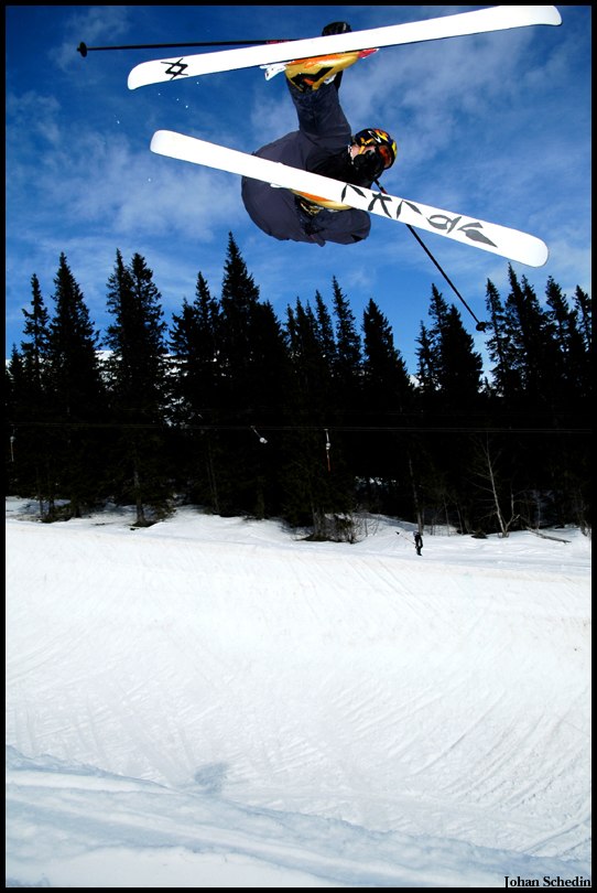 Skön dag i bräcke med en nyshapad och smörig pi. Foto: Johan Schedin. Åkare: Fredrik Bondeson.