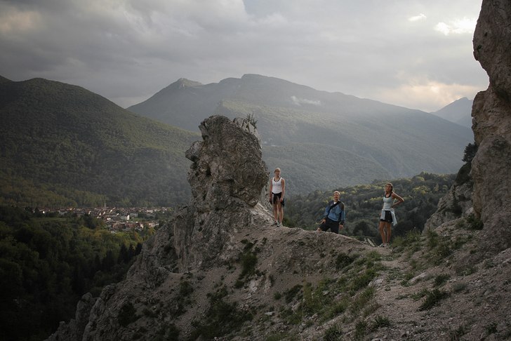 Lördagskväll närmar sig i den lilla alpbyn Andr. Foto: Eric Tengstrand. Åkare: Ett gäng orienterare.