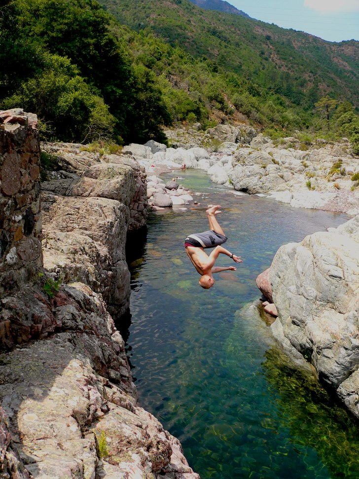 Uppe i bergen några mil från Calvi.. Foto: Anna Alpteg. Åkare: Erik Alpteg.