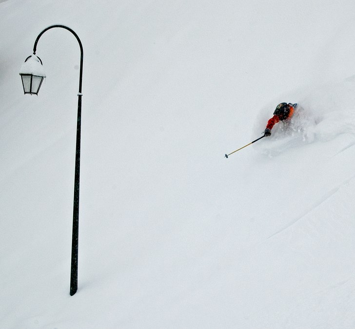Puderåkning i skogen är väl inte så ovanligt m. Foto: Björn Bonthron. Åkare: Joakim Bergqvist.