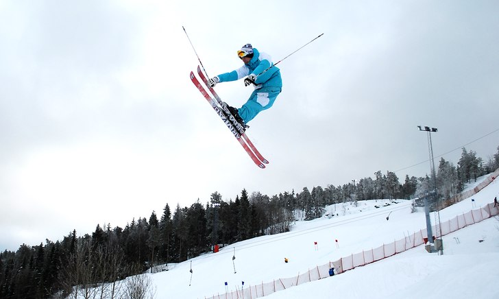 Ett stadigt grepp om skidan. Foto: Jim Andersson. Åkare: Sebastian Johansson.