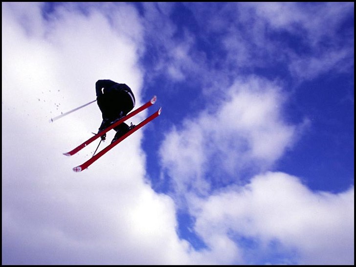 En 3a critical i lesjöforsbackens 14m skutt.. Fö. Foto: rickard Nilsson. Åkare: Jacob Hyllengren Larsson.
