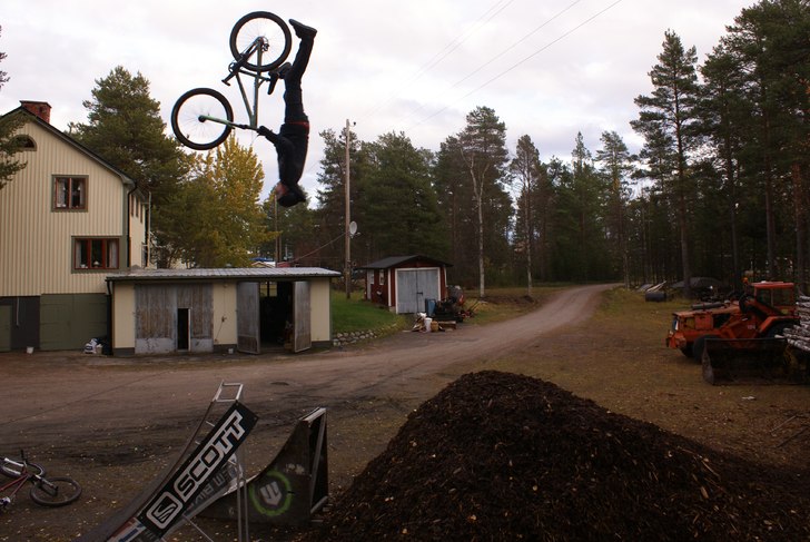 dåligt utförd superflip men de är en superflip.. Foto: Jens. Åkare: Pata.