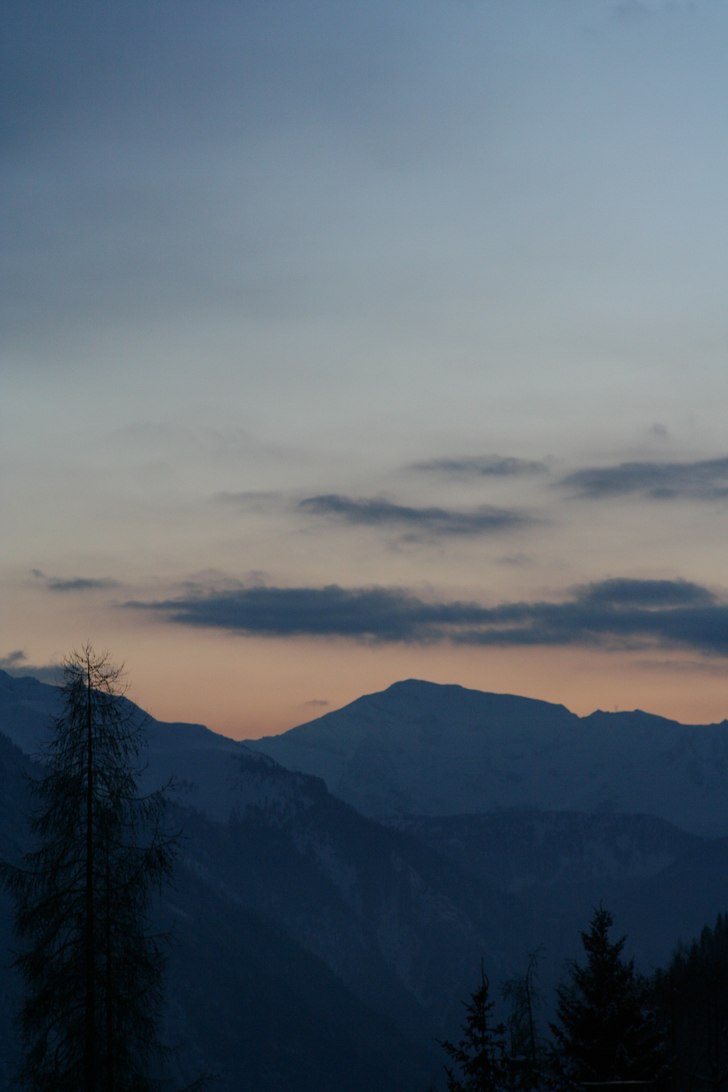 Skönt kvällsfotoljus från Verbier by bort mot M. Foto: Johan Larson.