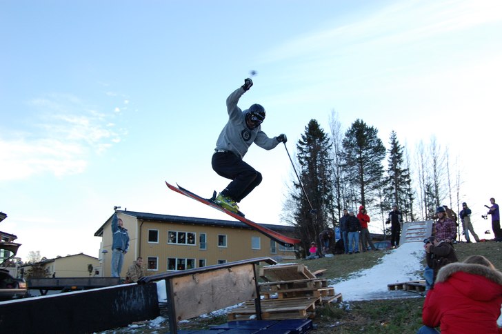 En liten jibsession ordnades i Luleå av ett gäng. Foto: Johan Olsson-Lasu. Åkare: Henrik Petersson.