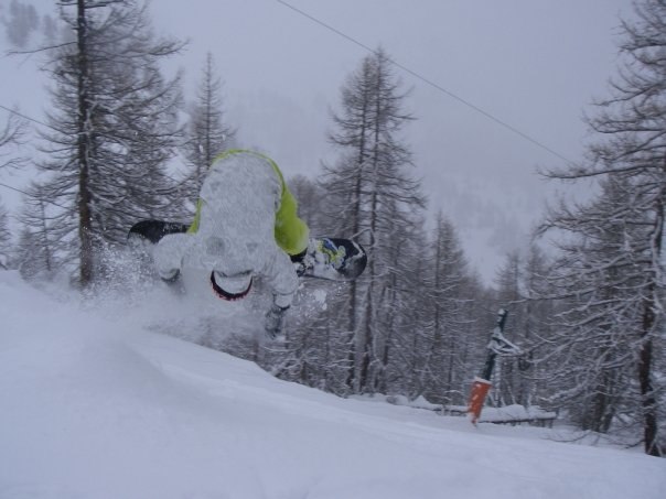 försök till nån typ av flip med snowboard, tur . Foto: Kirsi Rautio. Åkare: Jesper Carlek.