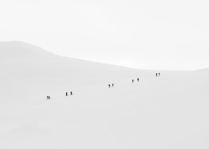 Ett sällskap tappra toppturare på väg uppför N.