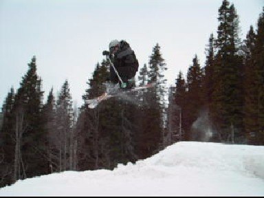 Mute Grab i 1:a hoppet i Åre DremPark, Röda Linj. Foto: Jesper Larsson. Åkare: Gustav Fritzon.