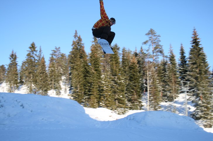 Årets första dag i backen:D:D hovfjället har ga. Foto: Simon Sätterberg. Åkare: Kasper Reiderstedt.