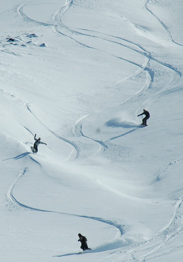 Skön åkning efter helikopterlyft i Kittelfjäll . Foto: Henrik Samuelsson. Åkare: Andreas Höjvall, Marcus Höjvall, Andreas Karnik.