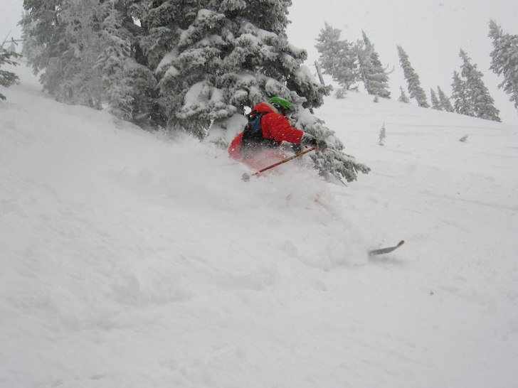 Djupsnö svinger. Foto: Johan Tapani. Åkare: RAYMOND.